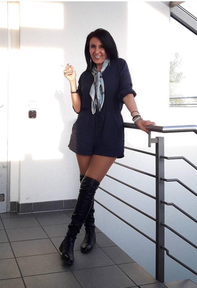 25P Insta Milfs &amp; Gilfs Wearing Boots no.35