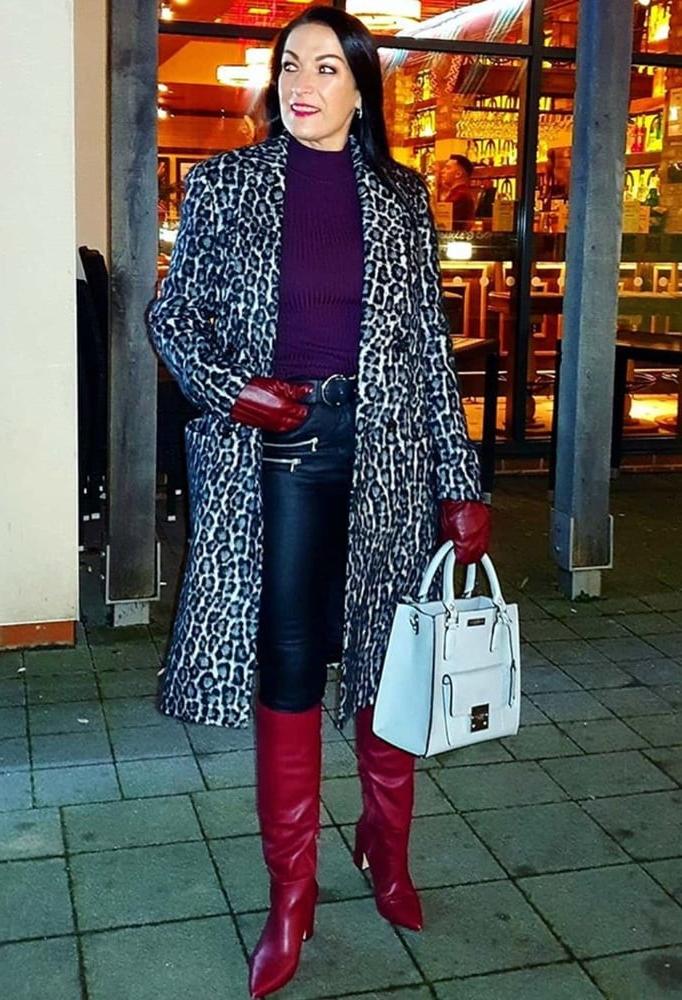 25P Insta Milfs &amp; Gilfs Wearing Boots no.32