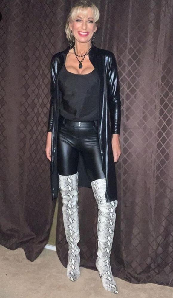 25P Insta Milfs &amp; Gilfs Wearing Boots no.20