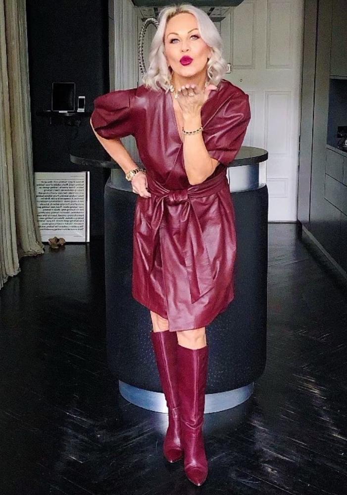 25P Insta Milfs &amp; Gilfs Wearing Boots no.20