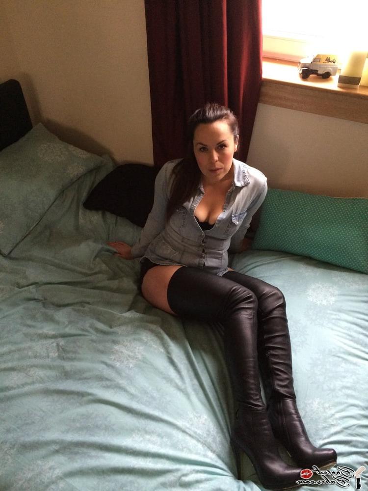 25P MILFS &amp; Gilfs wearing boots no.45