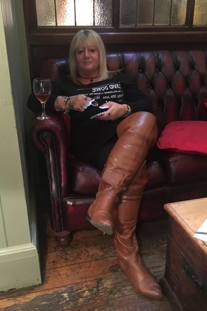 25P MILFS &amp; Gilfs wearing boots no.45