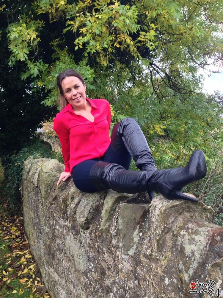 25P MILFS &amp; Gilfs wearing boots no.45