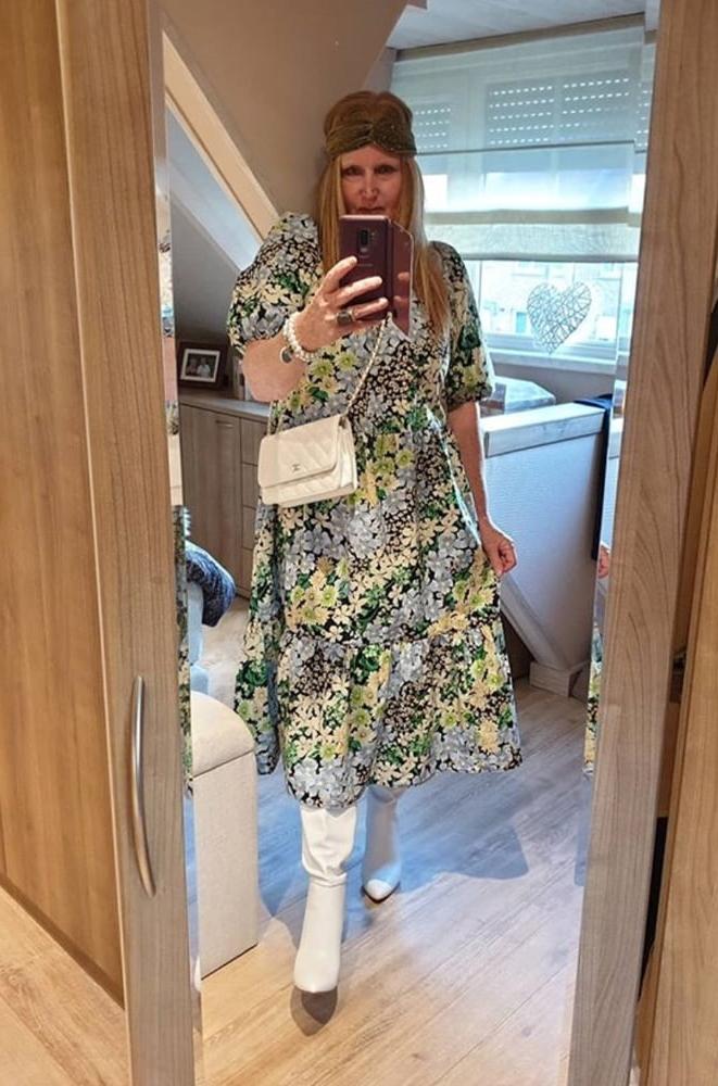 25P Insta Milfs &amp; Gilfs Wearing Boots no.33