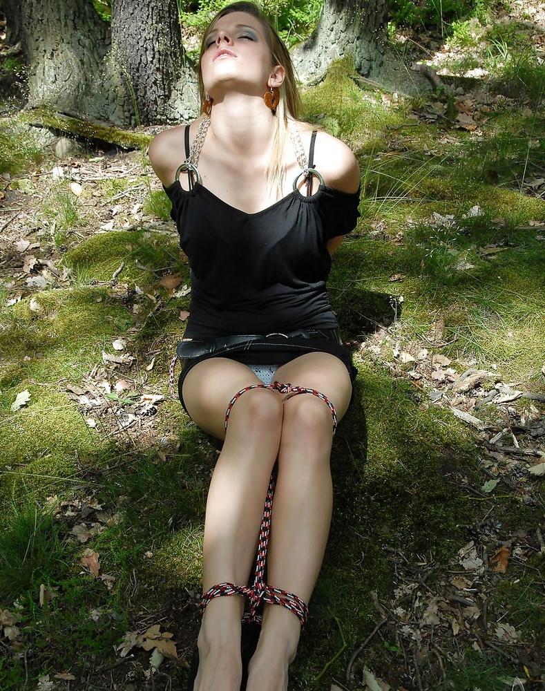 25P Sitzende Frauen in schöner Bondage #16