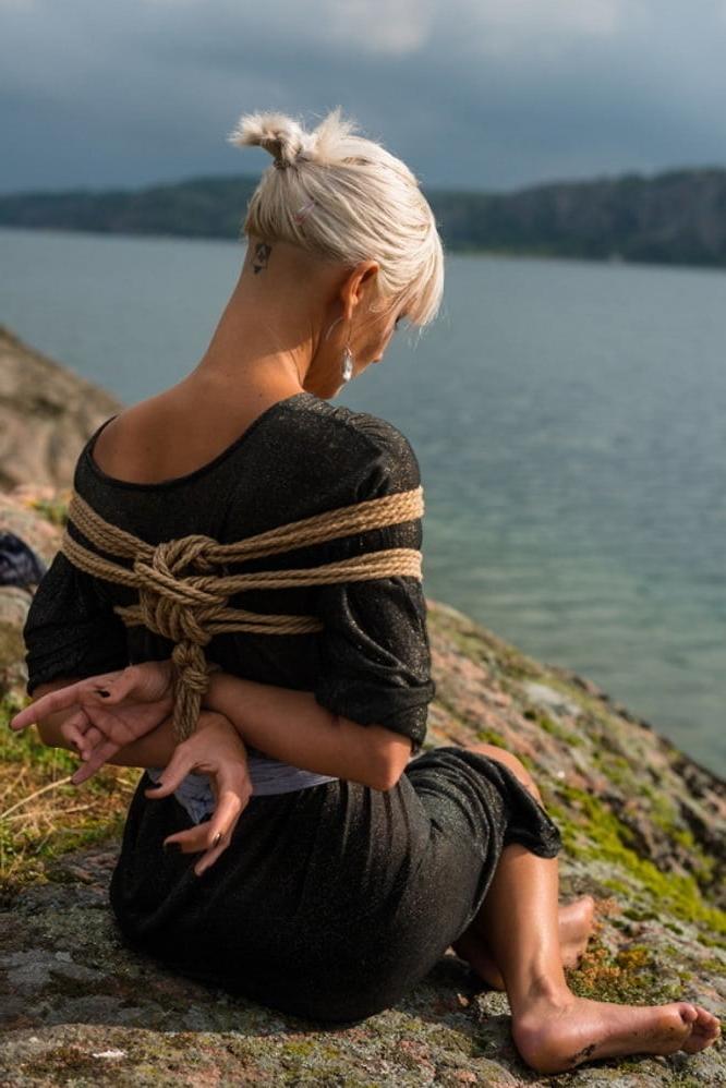 25P Sitzende Frauen in schöner Bondage #16