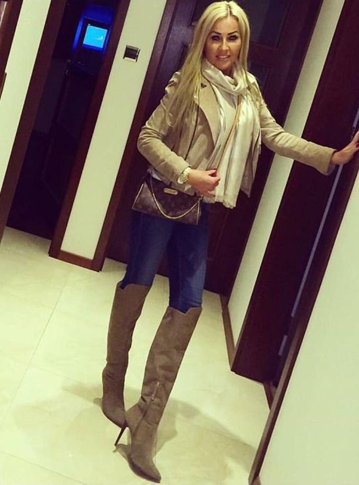 25P Insta Milfs &amp; Gilfs Wearing Boots no.29