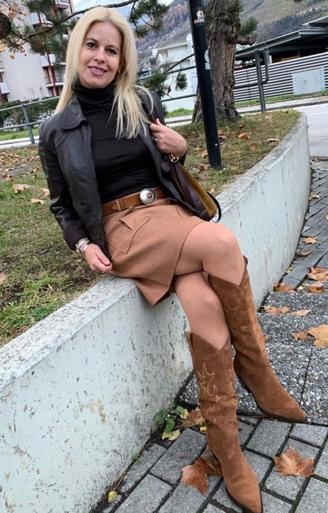 25P Insta Milfs &amp; Gilfs Wearing Boots no.29