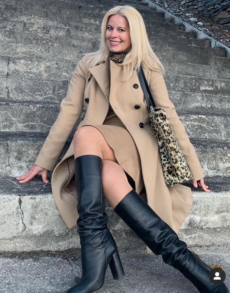 25P Insta Milfs &amp; Gilfs Wearing Boots no.29