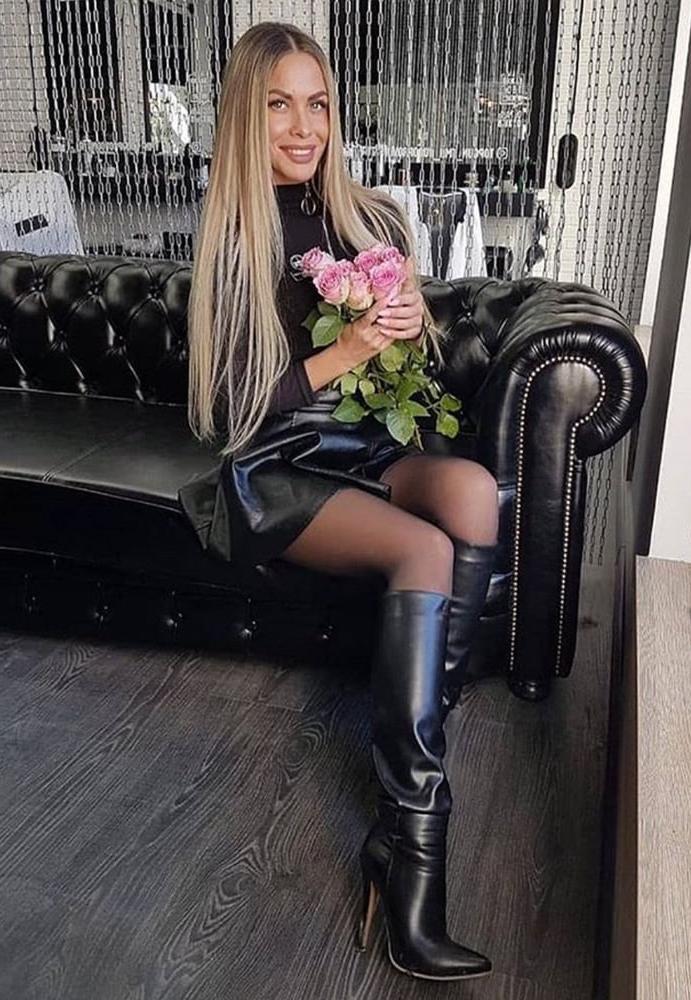 25P Insta Milfs &amp; Gilfs Wearing Boots no.28