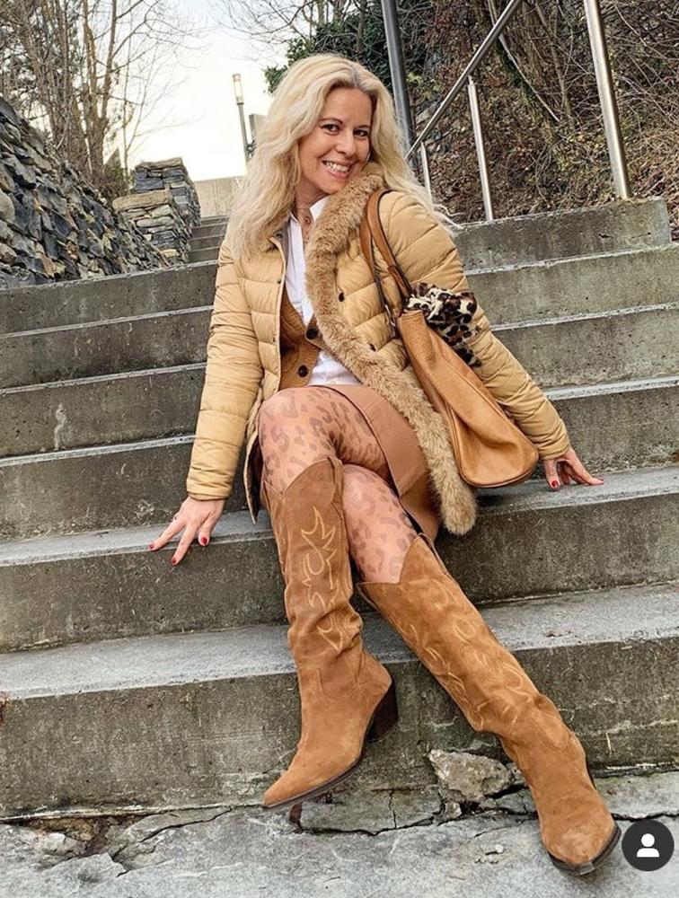 25P Insta Milfs &amp; Gilfs Wearing Boots no.30