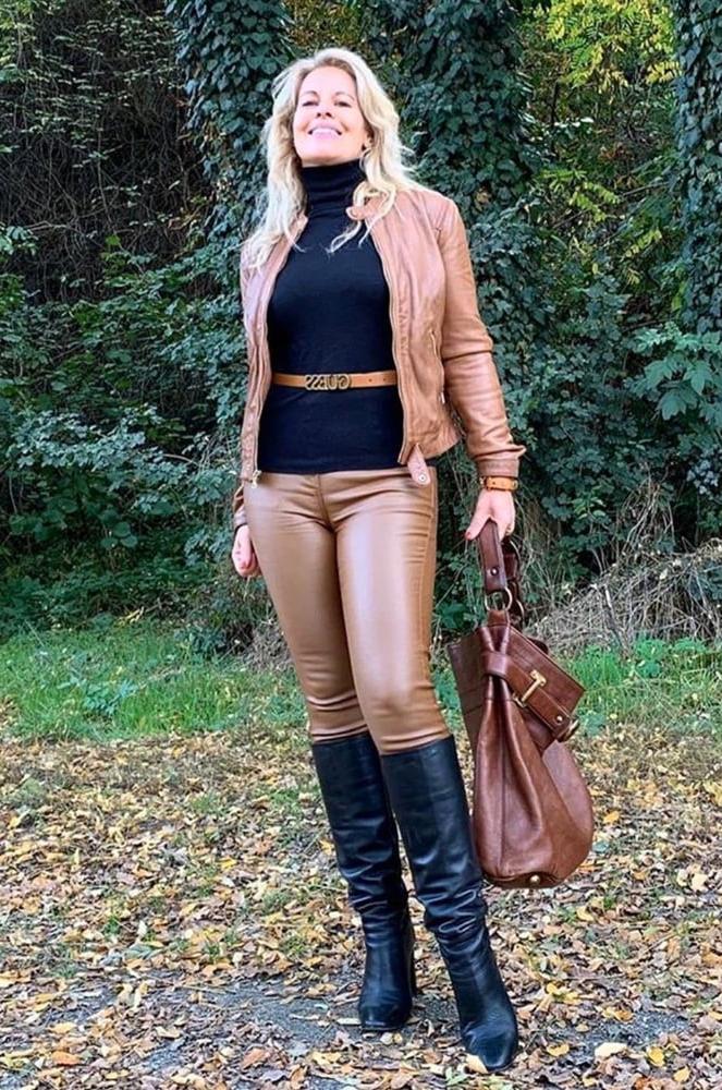 25P Insta Milfs &amp; Gilfs Wearing Boots no.30