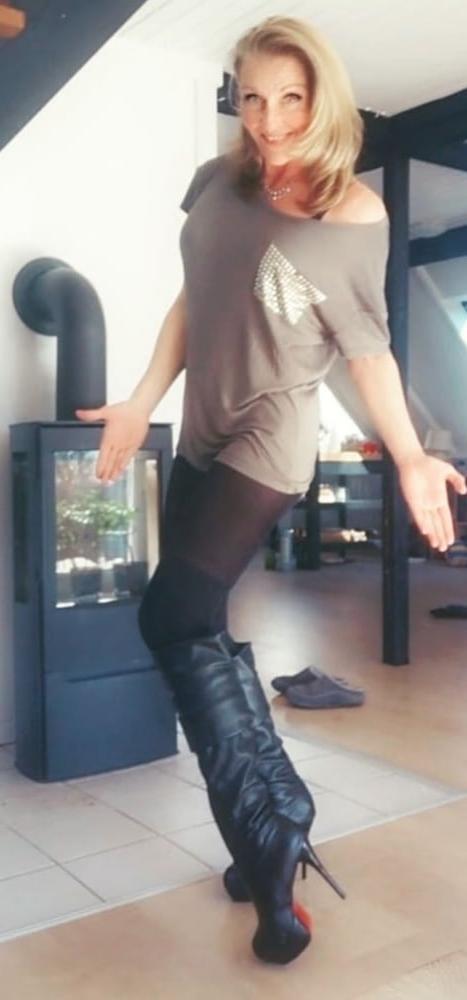 25P Insta Milfs &amp; Gilfs Wearing Boots no.25