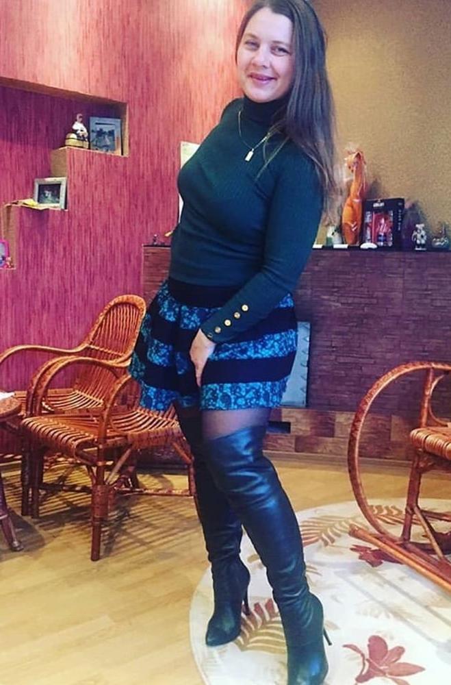 25P Insta Milfs &amp; Gilfs Wearing Boots no.25