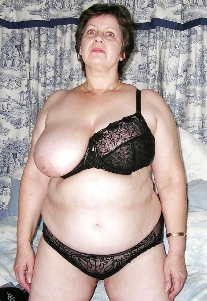 17P Bras with Left tits  out