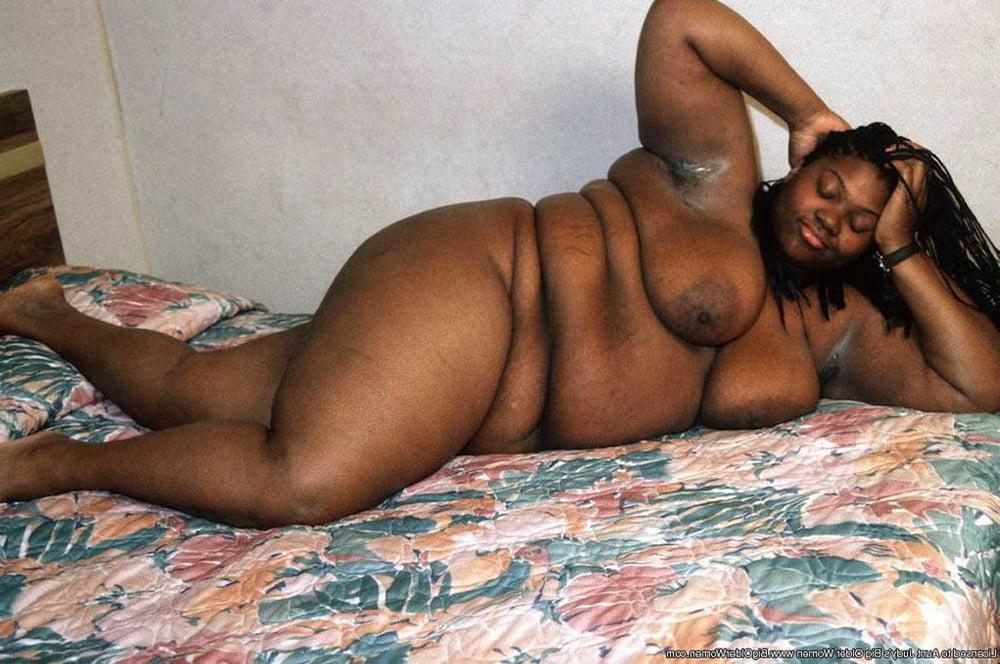 25P Black Series 03: From MILF to GILF with Matures in between