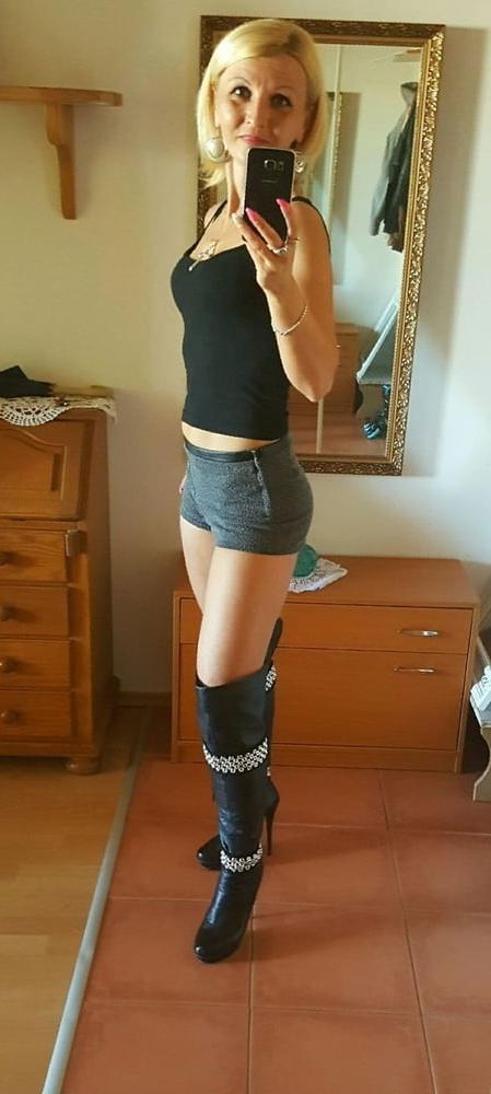 25P Insta Milfs &amp; Gilfs Wearing Boots no.24