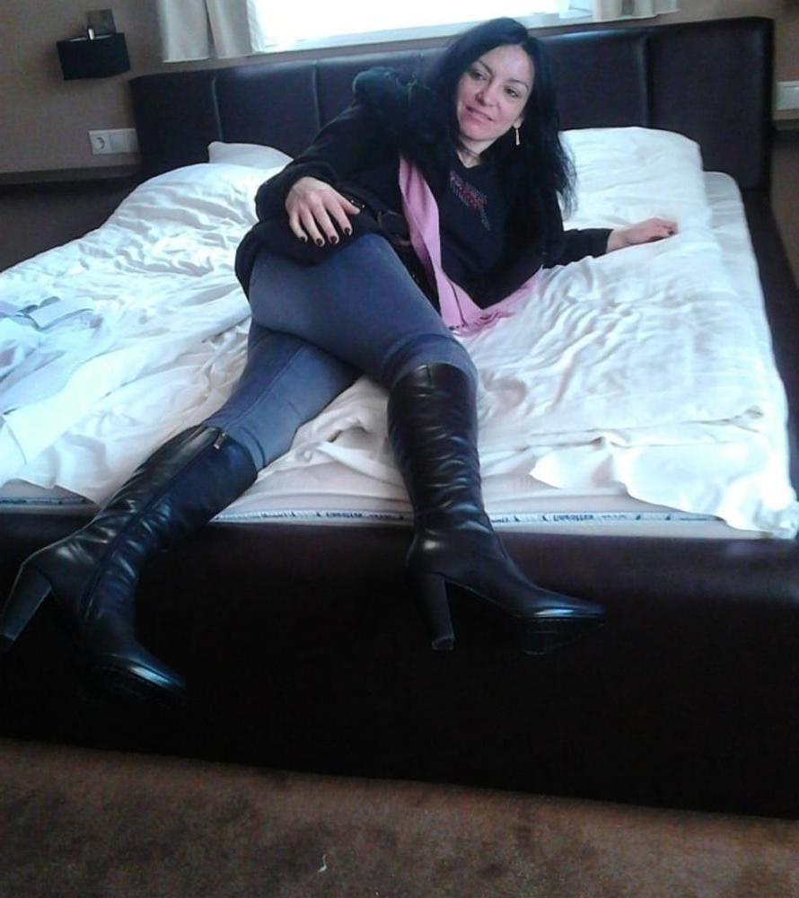 25P Insta Milfs &amp; Gilfs Wearing Boots no.24