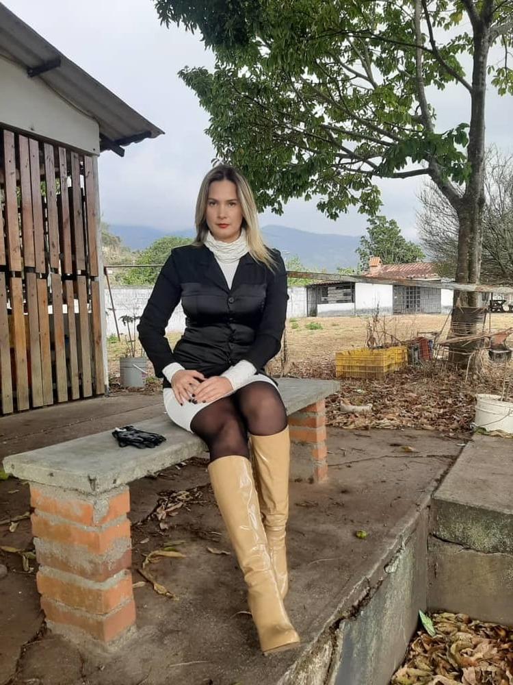 25P Insta Milfs &amp; Gilfs Wearing Boots no.22