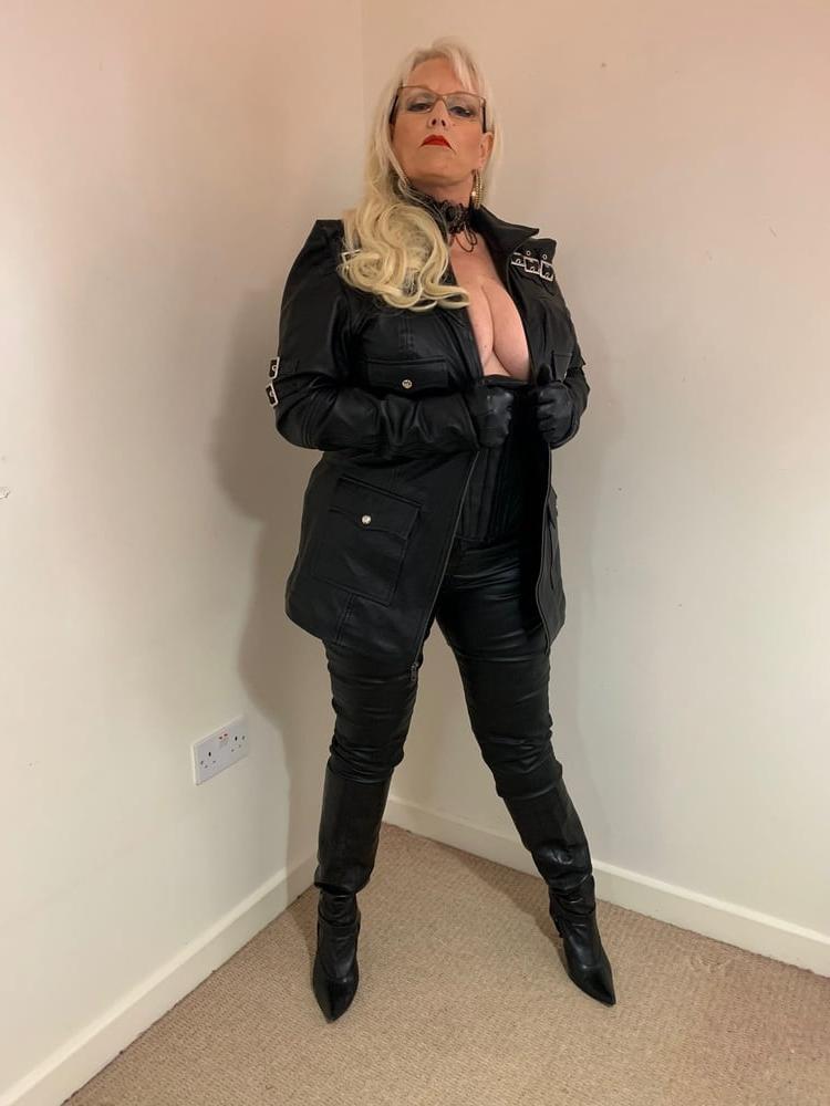 25P Insta Milfs &amp; Gilfs Wearing Boots no.22