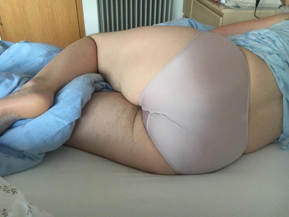 16P 699 - my wife and her hairy ass in her panties