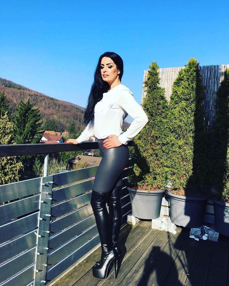 25P Insta Milfs &amp; Gilfs Wearing Boots no.23