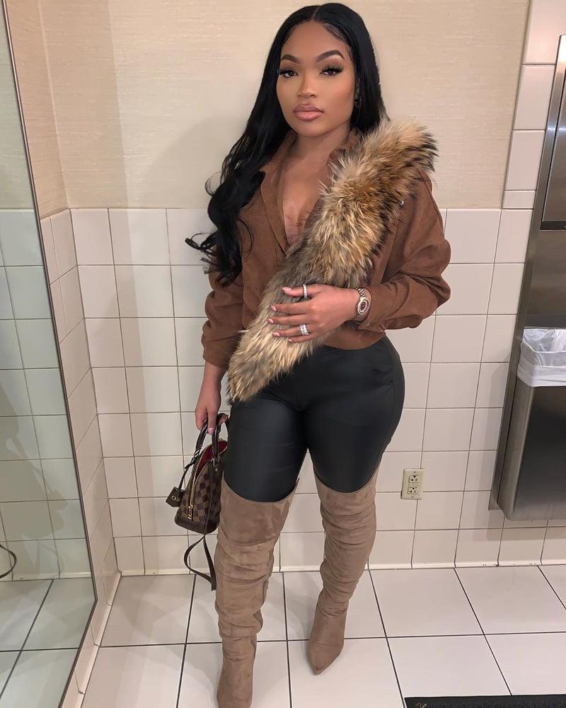 25P Insta Milfs &amp; Gilfs Wearing Boots no.23