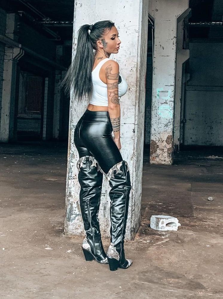 25P Insta Milfs &amp; Gilfs Wearing Boots no.23