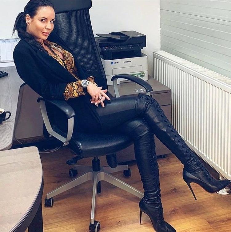 25P Insta Milfs &amp; Gilfs Wearing Boots no.23