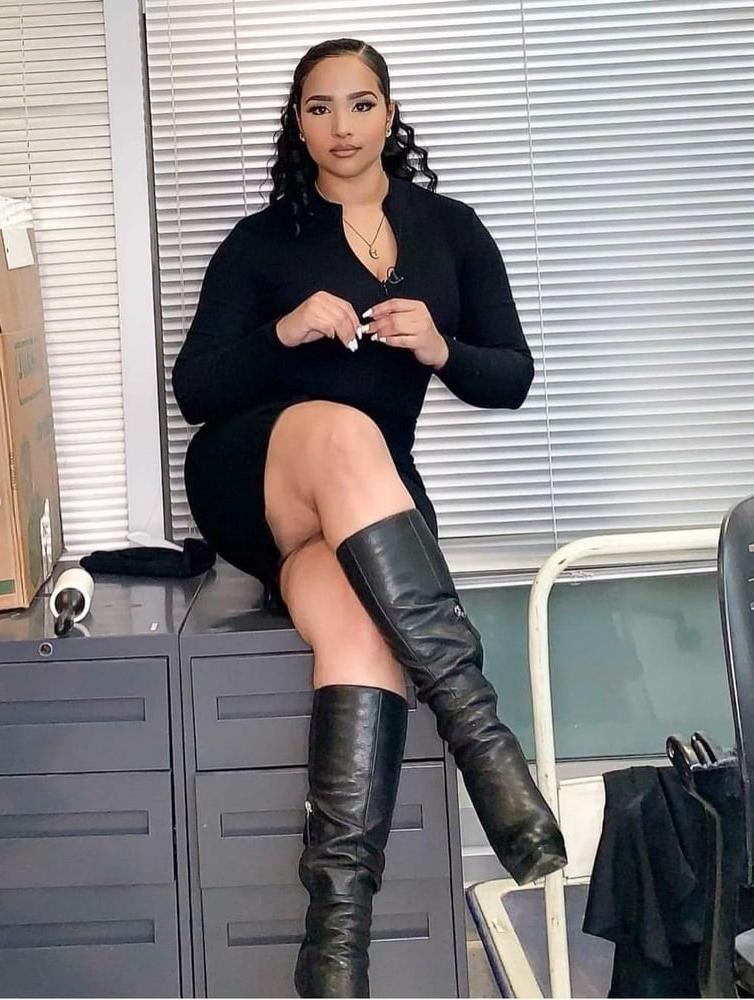 25P Insta Milfs &amp; Gilfs Wearing Boots no.23