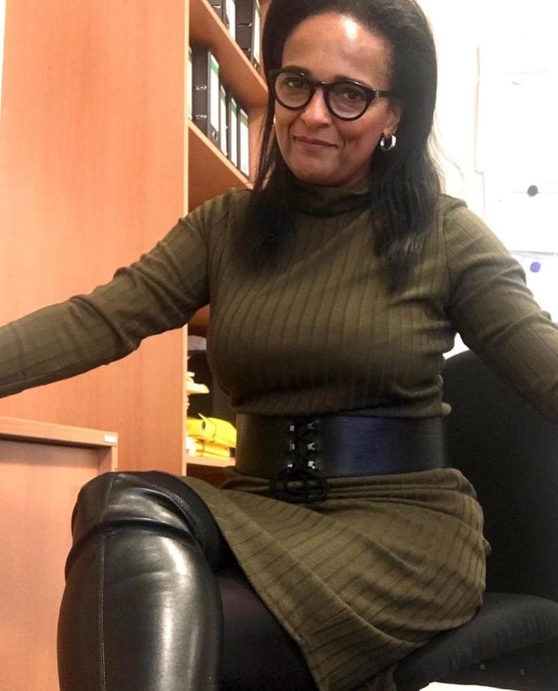 25P Insta Milfs &amp; Gilfs Wearing Boots no.16