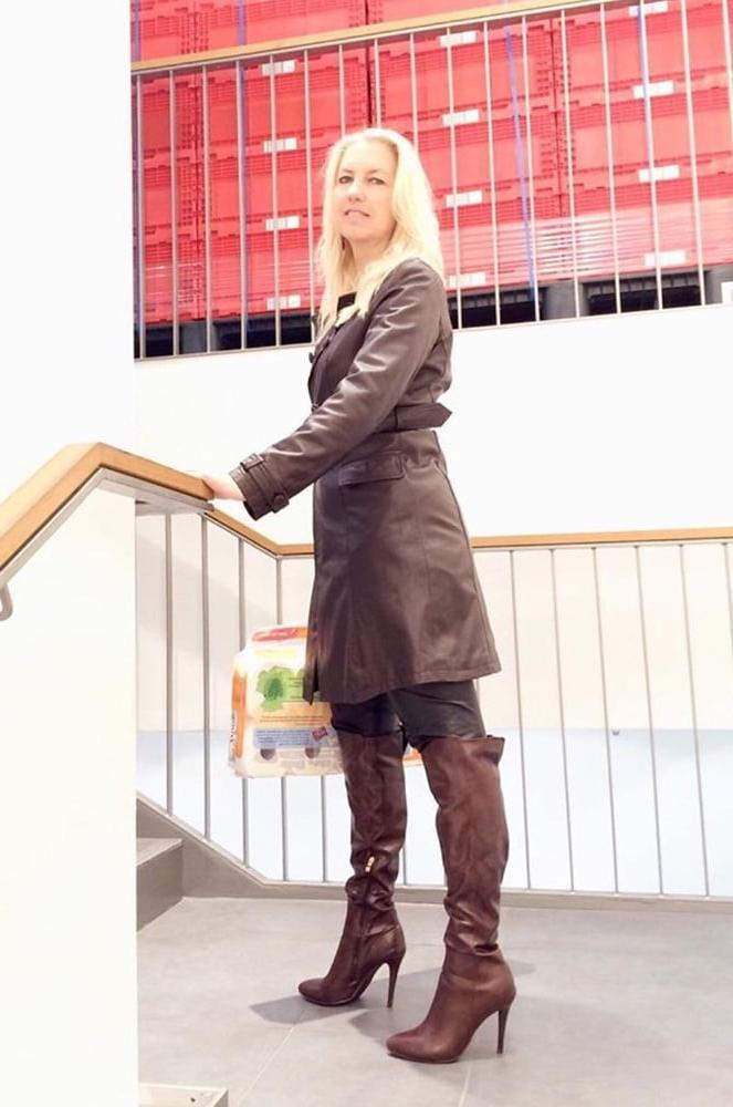 25P Insta Milfs &amp; Gilfs Wearing Boots no.17