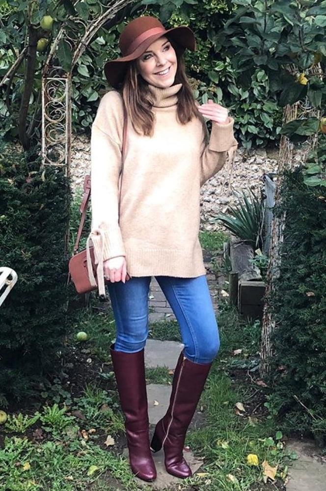 25P Insta Milfs &amp; Gilfs Wearing Boots no.17