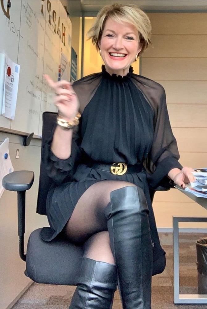 25P Insta Milfs &amp; Gilfs Wearing Boots no.17