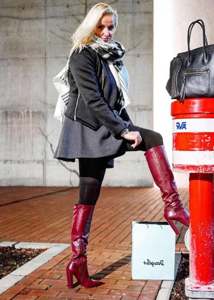 25P Insta Milfs &amp; Gilfs Wearing Boots no.19