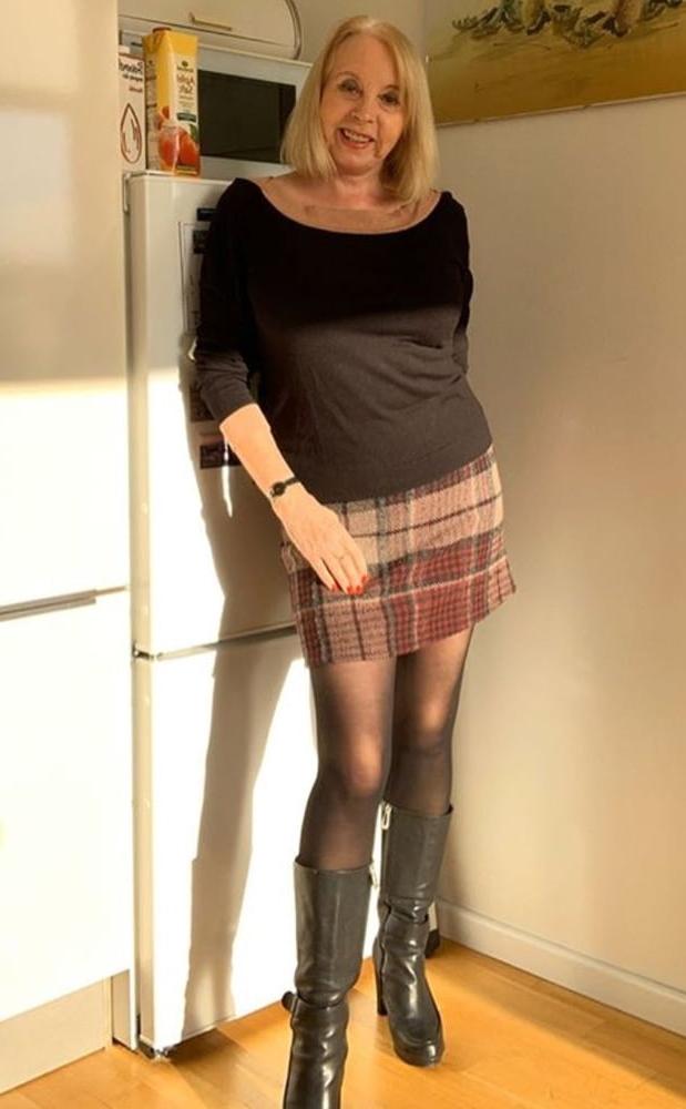 25P Insta Milfs &amp; Gilfs Wearing Boots no.19