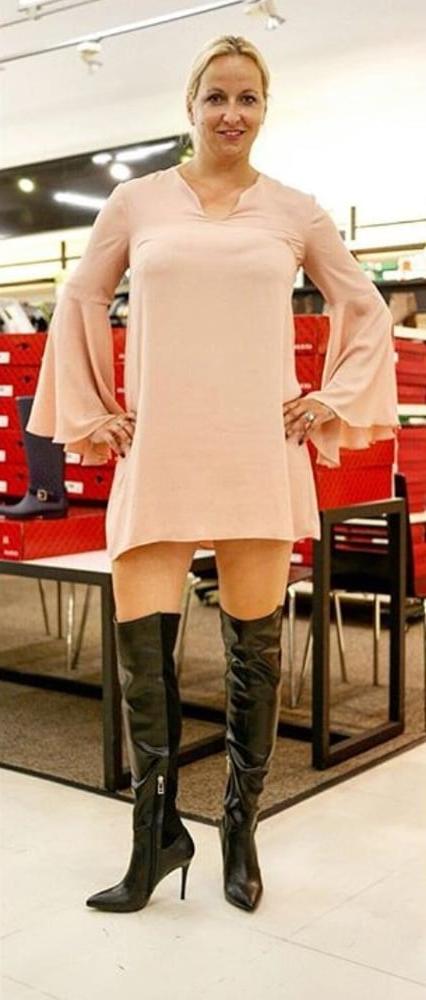 25P Insta Milfs &amp; Gilfs Wearing Boots no.19