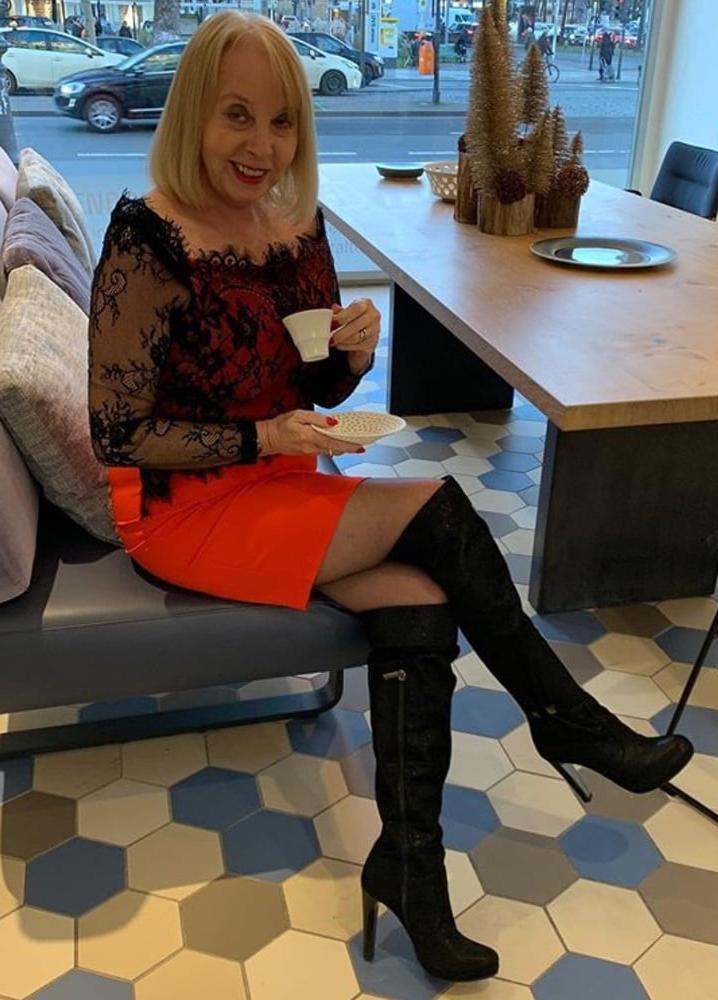 25P Insta Milfs &amp; Gilfs Wearing Boots no.19