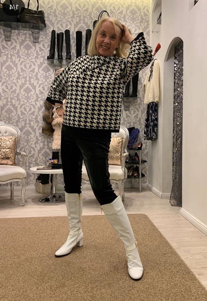 25P Insta Milfs &amp; Gilfs Wearing Boots no.19