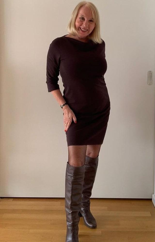 25P Insta Milfs &amp; Gilfs Wearing Boots no.19