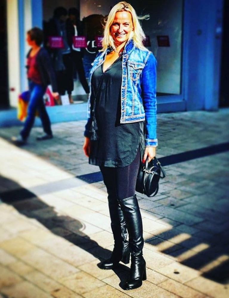 25P Insta Milfs &amp; Gilfs Wearing Boots no.19