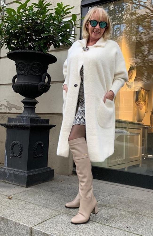 25P Insta Milfs &amp; Gilfs Wearing Boots no.19