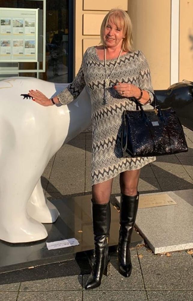 25P Insta Milfs &amp; Gilfs Wearing Boots no.19