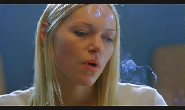 25P Laura Prepon She is a hot smoking babe.