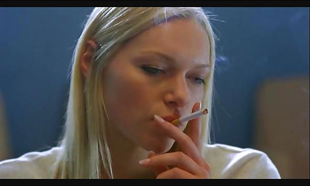 25P Laura Prepon She is a hot smoking babe.