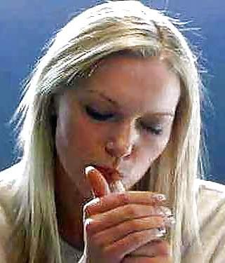 25P Laura Prepon She is a hot smoking babe.