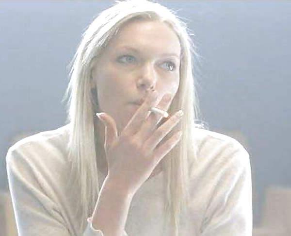 25P Laura Prepon She is a hot smoking babe.