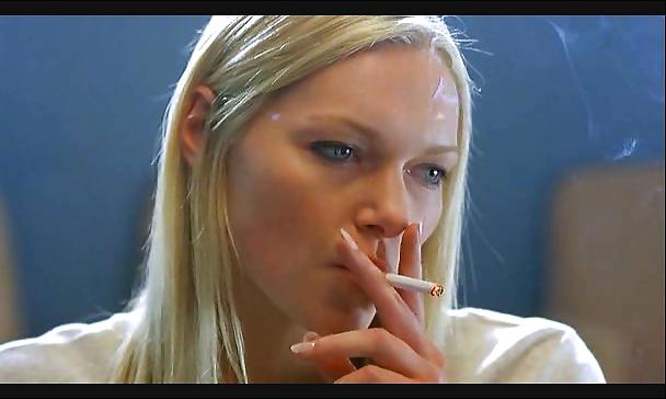 25P Laura Prepon She is a hot smoking babe.