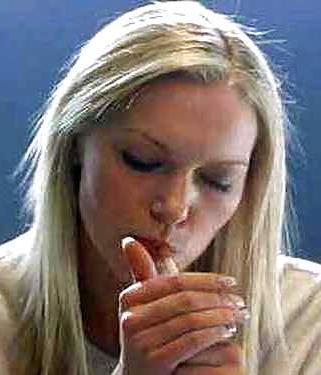25P Laura Prepon She is a hot smoking babe.