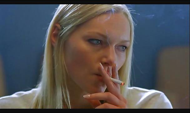 25P Laura Prepon She is a hot smoking babe.